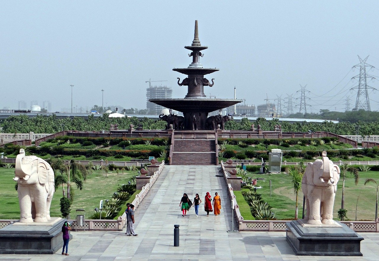 Dehradun to Noida Taxi